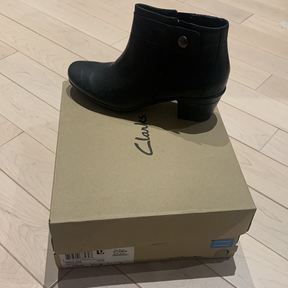 NWT Clarks Booties - Picture 4 of 6